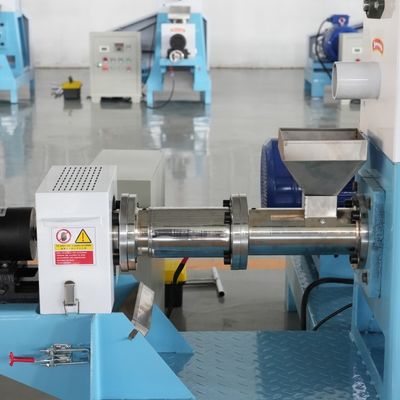 Small Scale Floating Fish Feed Pellet Machine 55kw 700kg/ H With Two Sleeves